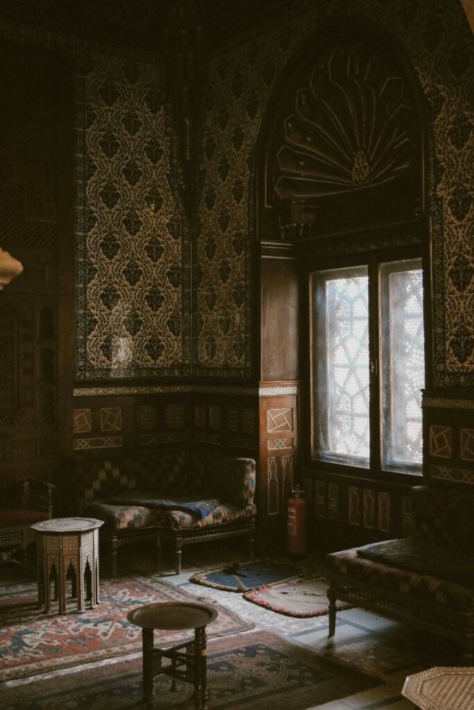 An image of an Art Deco inspired room, with Art Deco furniture.